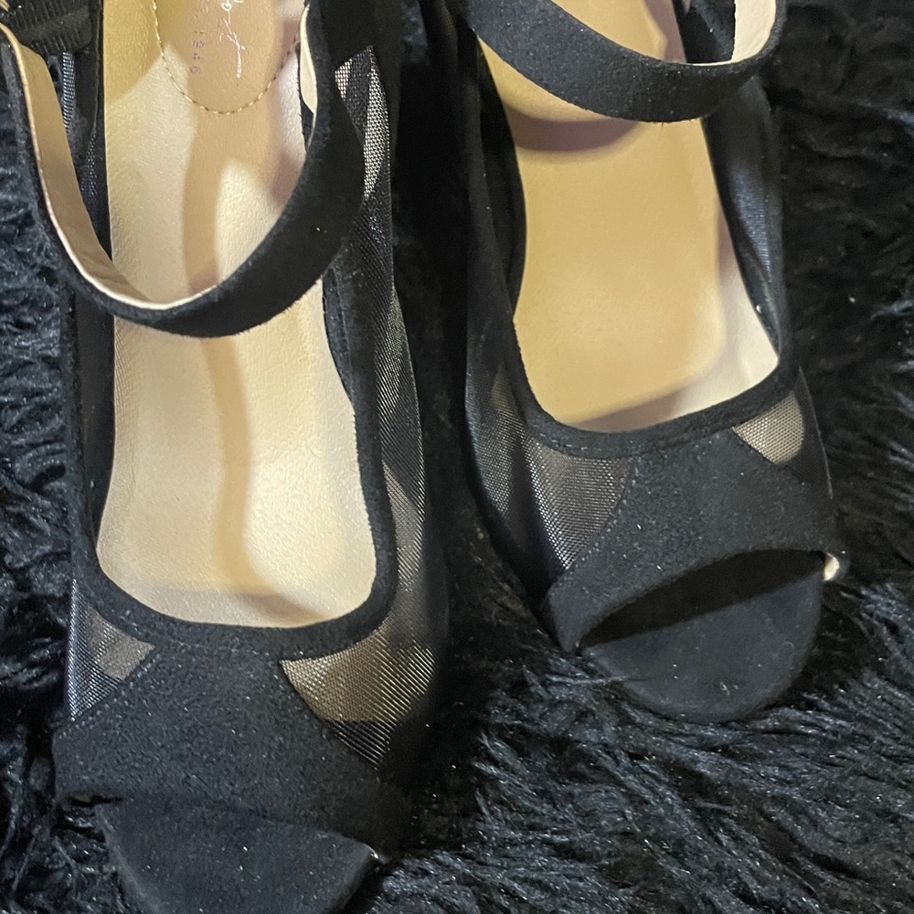 Mary Jane style chunky heel-worn once inside